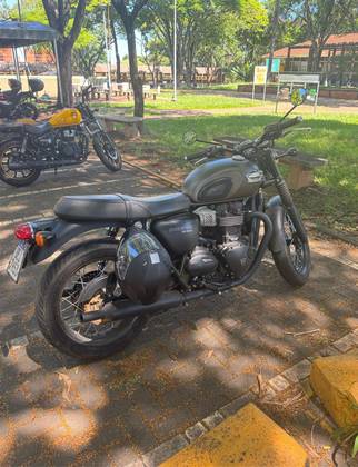 TRIUMPH BONNEVILLE T100 BLACK 900 